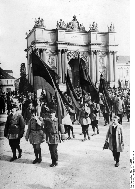 Aufmarsch des Reichsbanners Schwarz-Rot-Gold bei einer Massenkundgebung in Potsdam (26. Oktober 1924)